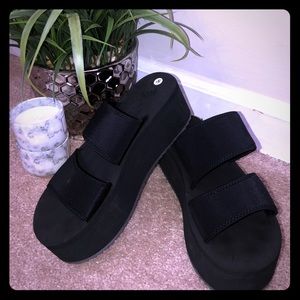 Urban outfitters size 8 neoprene platform sandals